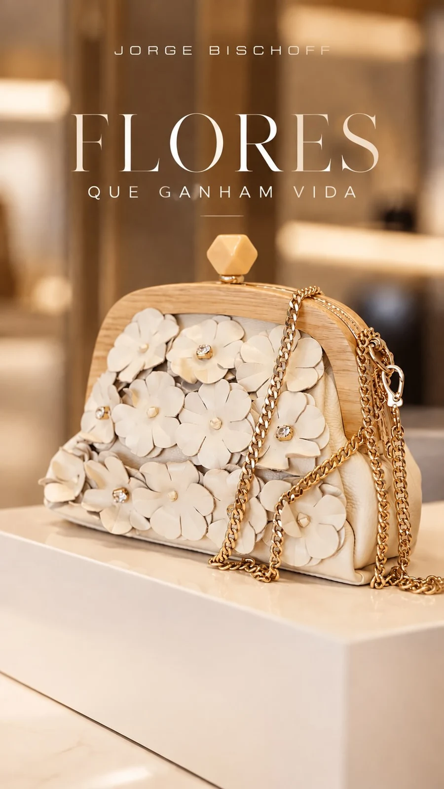 Bolsa da linha Botânica com aplicações de flores e alça em corrente dourada